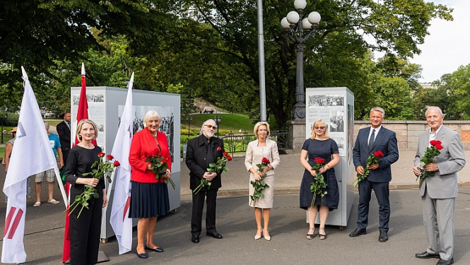 Brīvības laukumā atklāta Latvijas neatkarības atjaunošanas trīsdesmitgadei veltīta lielformāta fotoizstāde