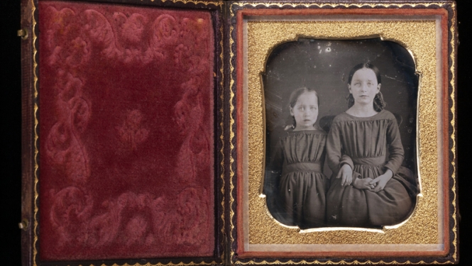 Dagerotips. Meiteņu dubultportrets. Ap 1858. gadu. Autors – nezināms. Latvijas Fotogrāfijas muzeja krājums. Foto: Mārtiņš Lablaiks.