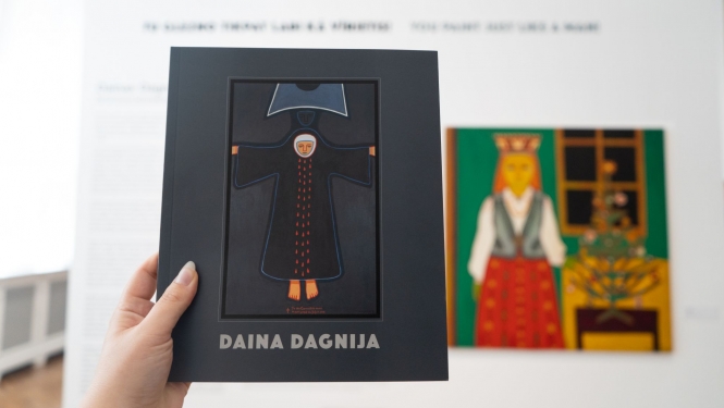 Izstādes ““Tu glezno tikpat labi kā vīrietis!” Dainas Dagnijas māksla feminisma kontekstā” katalogs. Vāks. 2021. Foto: Foto: Undīne Perse-Vilerte