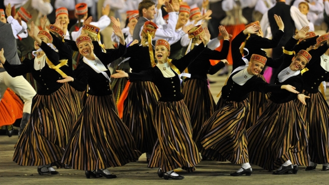 Dejotāji koncertā, LNKC arhīva foto.