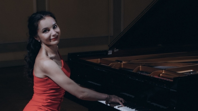 Latviešu pianiste, mākslas zinātņu doktore un Jāzepa Vītola Latvijas Mūzikas akadēmijas Zinātniskā un Radošā darba prorektore Diāna Zandberga