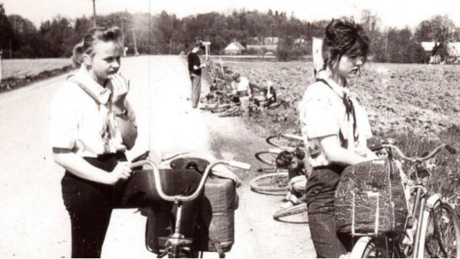 Aknīstes vidusskolas skolēni ekskursijā ar velosipēdiem pie Asares ciema (?), foto: Jānis Ķipāns, Aknīstes Novadpētniecības muzejs