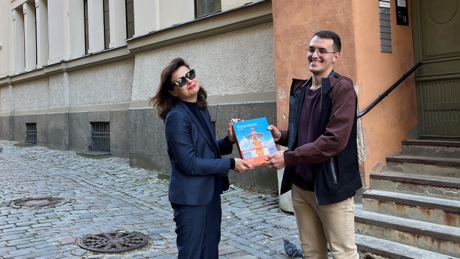 Nacionālā Kino centra vadītāja Dita Rietuma un students Miks Emīls Akmentiņš.