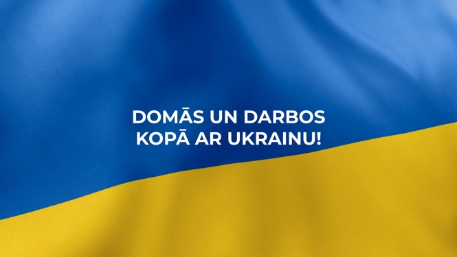 Teksts uz Ukrainas karoga fona: "Domās un darbos kopā ar Ukrainu!"