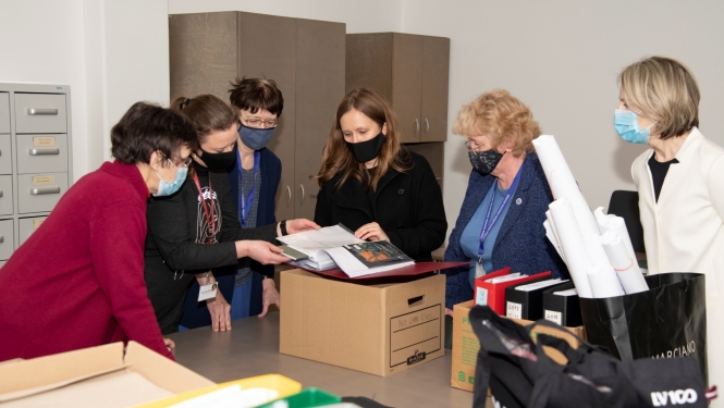 Kultūras ministrijas Latvijas valsts simtgades biroja komanda nodod LNVM LV100 programmas laikā uzkrāto arhīvu