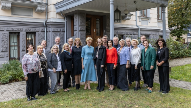 Dziesmu un deju svētku padomes sastāvs 27.09.2024 pie Kultūras ministrijas ēkas, foto: Oskars Artūrs Upenieks / Kultūras ministrija
