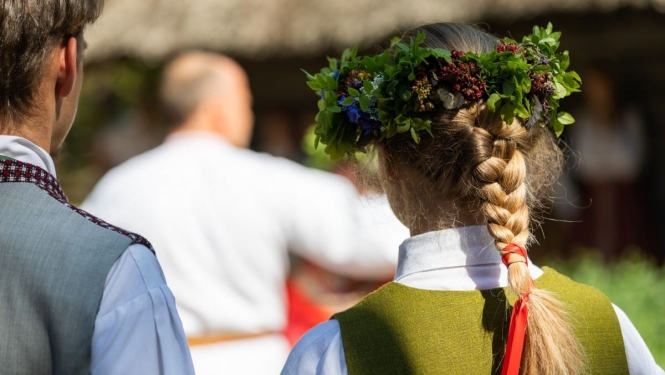 Divi jaunieši tautastērpos