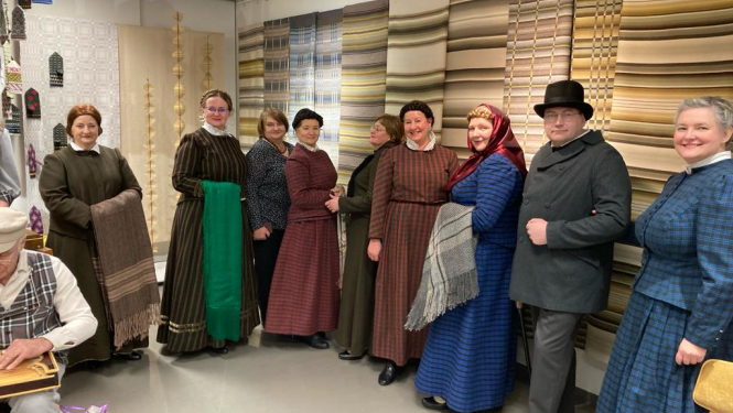 Tautas lietišķās mākslas meistari - audēji- ar saviem darinājumiem studijā