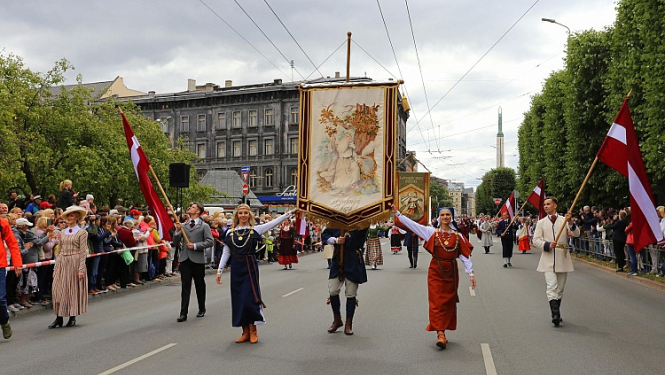 1.jūlijs: Virsdiriģentu un virsvadītāju godināšana, Dalībnieku gājiens, Atklāšanas koncerts