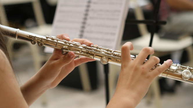 Flautas spēles audzēknis ar instrumentu