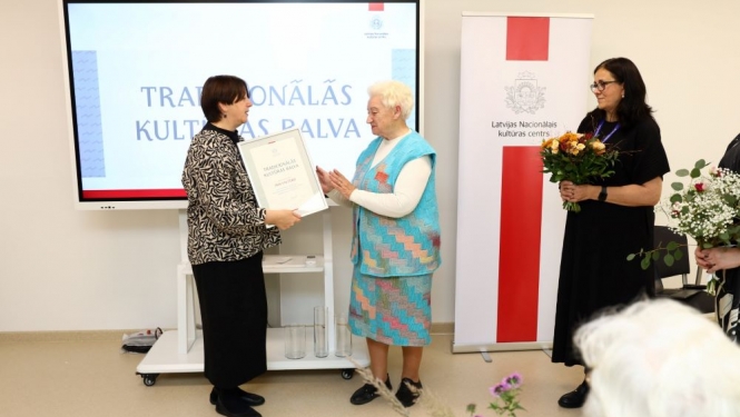 Tautas lietišķās mākslas meistare saņem apbalvojumu