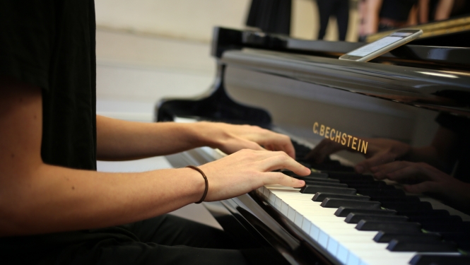 Pianists pie klavierēm