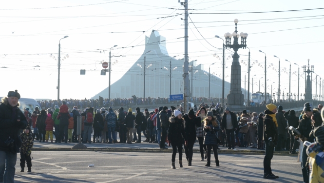 Akcija “Gaismas ceļš – grāmatu draugu ķēde” 2014. gada 18. janvārī, foto: Edgars Kalmēns