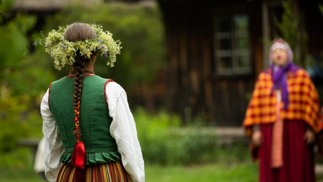 Sievietes tautastērpos