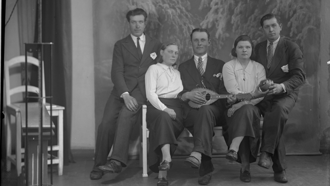 Strenču fotodarbnīcas stikla plašu kolekcija. Grupas portrets studijā. 1930. gadi, skenējums no stikla plates negatīva, Latvijas Fotogrāfijas muzejs.