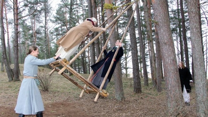 Cilvēki šūpolēs