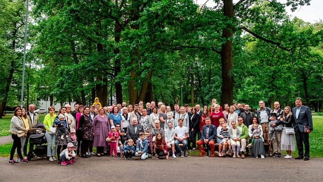 Latvijas dzimtu saiets Viesturdārzā