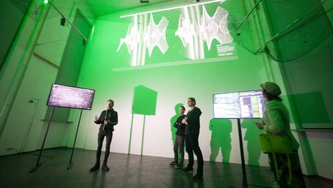 Mākslinieku grupas Trihars (LiepU maģistratūras absolventu) izstāde “data.logs” RIXC galerijā, 2016. Foto: Didzis Grodzs.