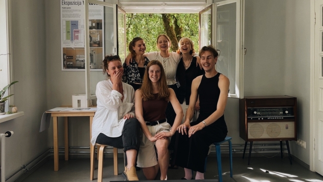 Izstādes veidotāji: Melisa Briža, Tīna Elīza Duka, Simona Helmane, Anete Trifanova, Signe Streipa, Dairis Brilis, Beāte Ludvigova, Rebeka Ludriķe, Emīlija Lūse, Gatis Gorodničijs.
