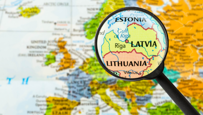 Eiropas karte ar palielināmo stiklu, kas izceļ Latvijas teritoriju