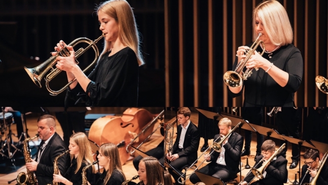 Mūziķi spēlē pūšamos instrumentus