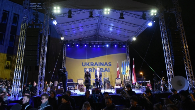 Koncerta skatuve ar mūziķiem