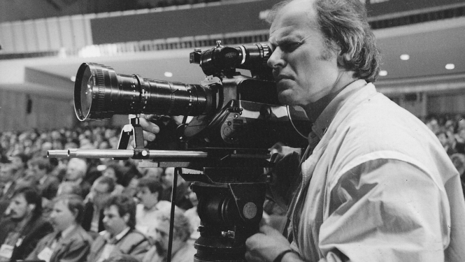 Operators Kalvis Zalcmanis ar kino kameru
