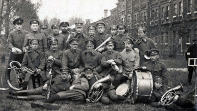 Latvijas armijas pirmais kara orķestris un tā vadītājs virsleitnants Pauls Strunge
