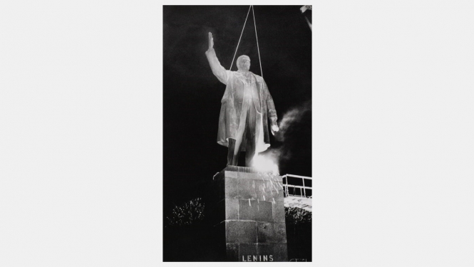 V.Ļeņina pieminekļa demontāža Rīgā. 1991. gada 24. augusts. Fotogrāfs Roberts Kaniņš. LNVM krājums.