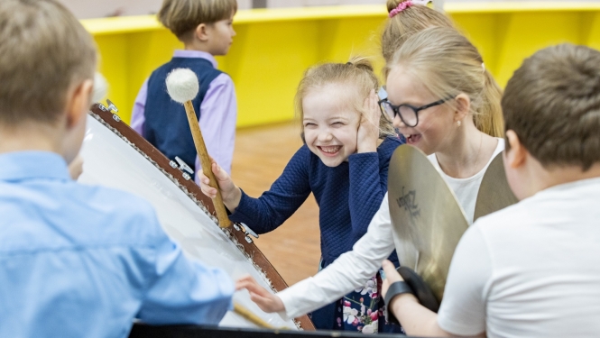 Bērni pie mūzikas instrumentiem, foto: Jānis Vecbrālis