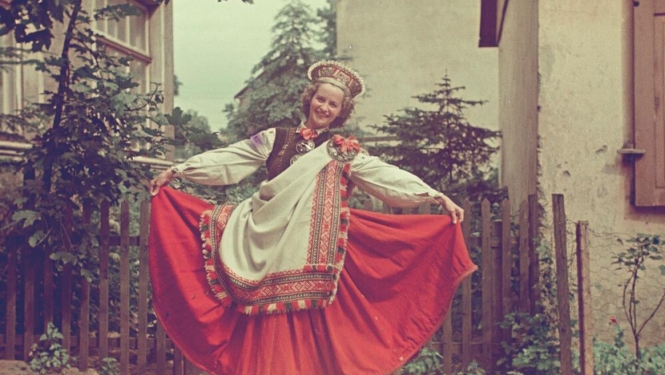 Sieviete tautastērpā