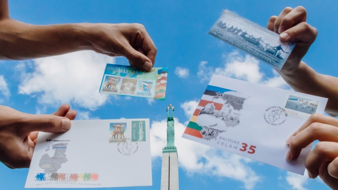Latvijas Pasta īpašās aploksnes Baltijas ceļa 35. gadadienai uz Brīvības pieminekļa fona	