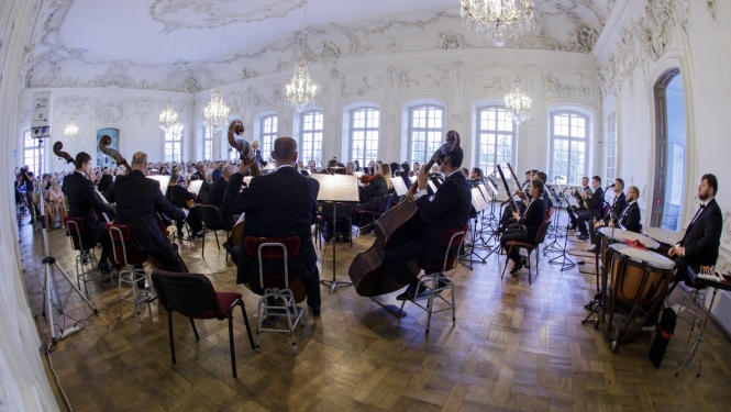 Liepājas simfoniskais orķestris Rundāles pilī, foto: Jānis Vecbrālis.