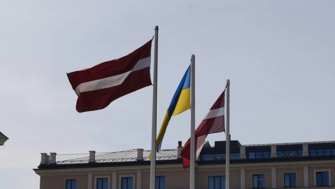 Latvijas un Ukrainas karogi