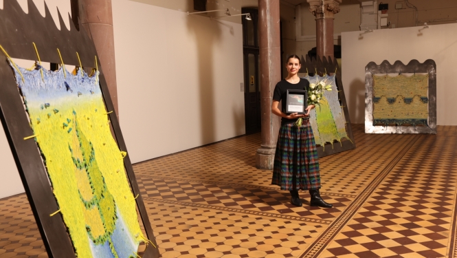 "SEB stipendijas glezniecībā 2024" galvenās balvas saņēmēja Madara Freidenfelde, LMA Glezniecības specialitātes Maģistra programmas 1. kursa studente, foto: Didzis Grodzs