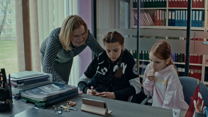 Kadrs no filmas “Māsas” (2022; režisore Linda Olte)