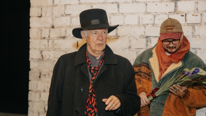 Mākslinieks Māris Bišofs izstādes atklāšanā, foto: Klāvs Vasiļevskis.