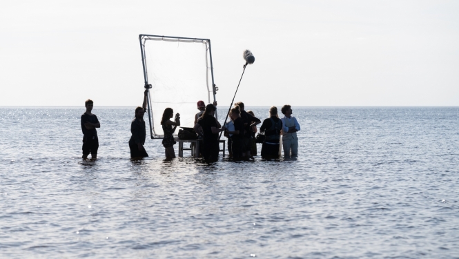 Filmēšanas komanda jūrā