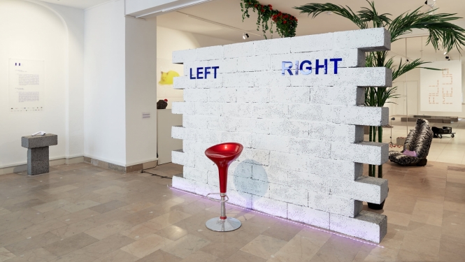 Skats no izstādes “Lai iemīlētos, klikšķiniet šeit”. Rīgas Fotogrāfijas biennāle – NEXT 2021. LMA izstāžu telpa “Pilot”. Foto: Madara Gritāne.