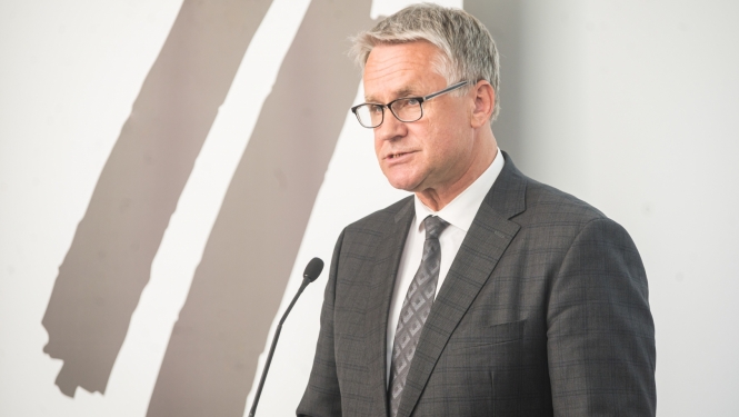 Apmeklētāji muzeja ekspozīcijas atklāšanā