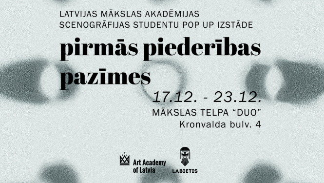 Izstādes afiša un teksts: Latvijas Mākslas akadēmijas scenogrāfija studentu pop up izstāde “Pirmās piederības pazīmes”, 17.12-23.12., Māklsas telpa "DUO", Kronvalda bulv. 4