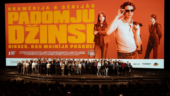 Seriāla “Padomju džinsi” komanda uz skatuves pirmizrādes seansā, foto: Andrejs Strokins