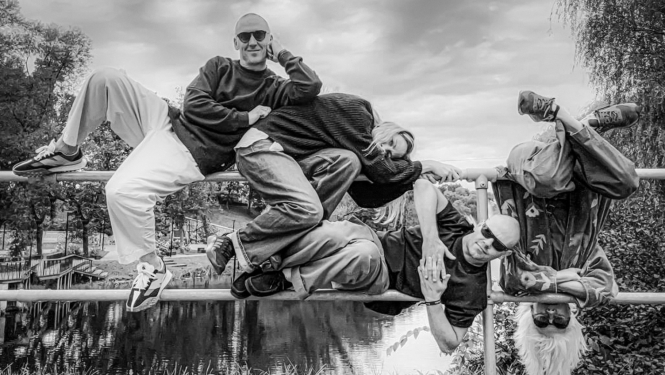 Četri laikmetīgās dejas dejotāji pilsētvidē