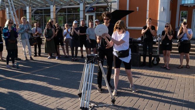 Režisores Lienes Lindes dramēdijas “Melnais samts” filmēšanas pirmā kadra rituāls, foto: Andrejs Strokins