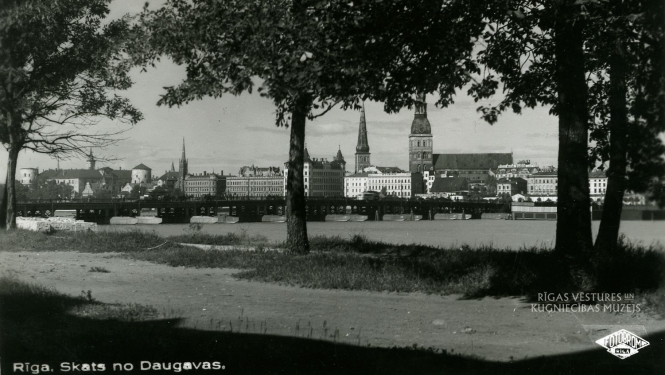 Pastkarte “Rīgas panorāma no Daugavas kreisā krasta”. Krišjāna Vībura izdevniecība “Fotobrom”. 1930. gadu otrā puse. No RVKM krājuma.