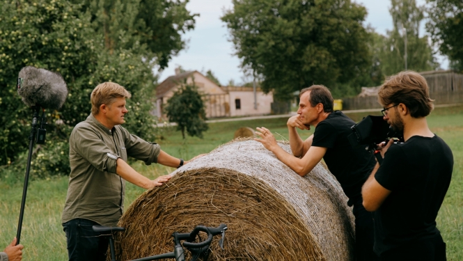 Filmēšanas grupa lauku ainavā