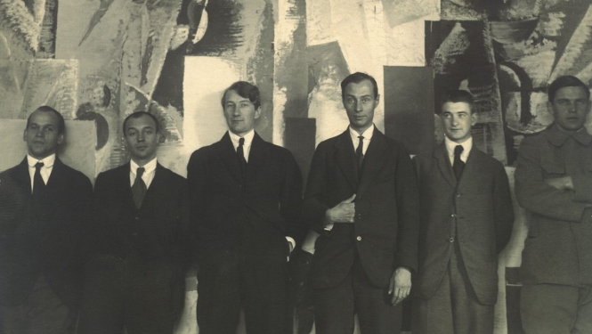 Rīgas mākslinieku grupa kafejnīcā “Sukubs”. 1920. No kreisās: Romans Suta, Niklāvs Strunke, Valdemārs Tone, Jēkabs Kazaks, Konrāds Ubāns, Oto Skulme. Publicitātes foto