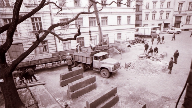 Doma laukums ar barikādēm 1991.gadā