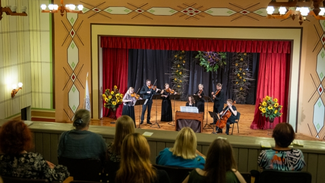 Liepājas Simfoniskā orķestra koncertmeistares Līgas Baltābolas vadītais stīgu instrumentu ansamblis, foto: Jānis Vecbrālis