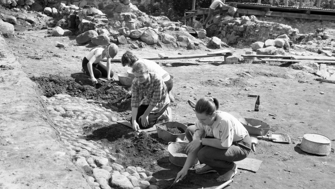 Arheologi strādā Turaidas pilsdrupās